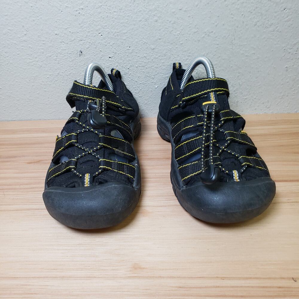 Keen Kids Size 2 Water Shoes Trail Sandals Black Camping Hiking Outdoor Gorpcore - Picture 3 of 11